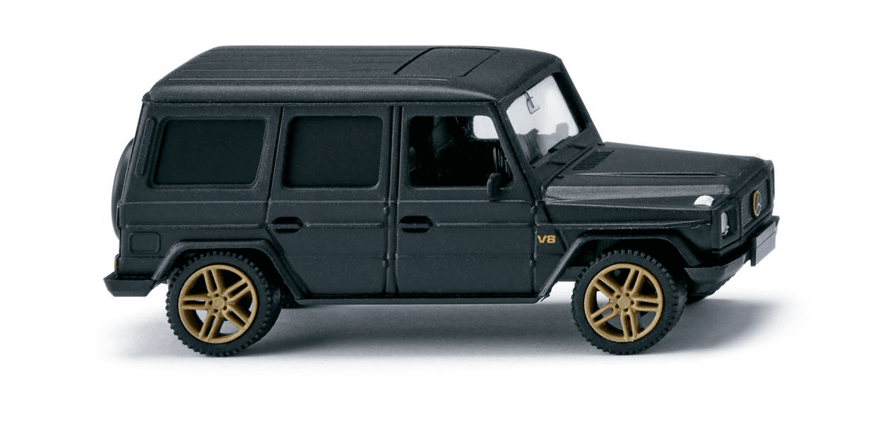 WIKING 026610 Mercedes-Benz G-Klasse V8 Modellauto 1:87 mattschwarz mit goldenen Felgen