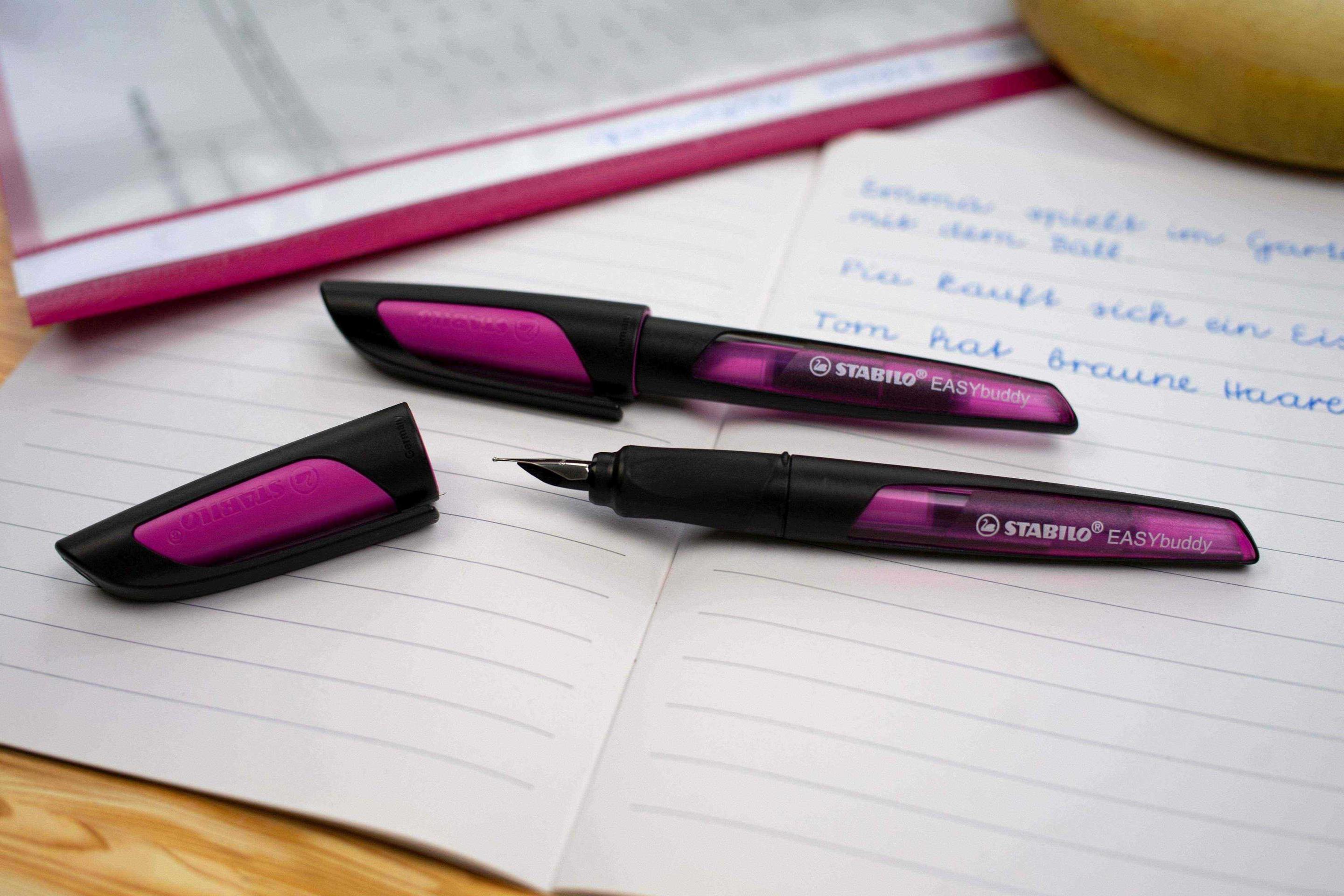 Produktbild STABILO® EASYbuddy Füller mit Standart-Feder M in schwarz/magenta inklusive Patrone - Schreibfarbe blau (löschbar) 8 von 8