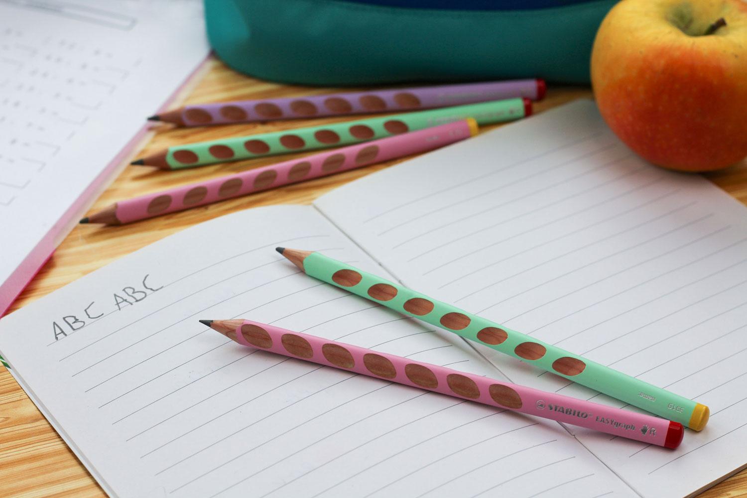 Produktbild STABILO® Ergonomischer Dreikant-Bleistift für Rechtshänder - STABILO EASYgraph in pastellgrün - Einzelstift - Härtegrad HB 5 von 7