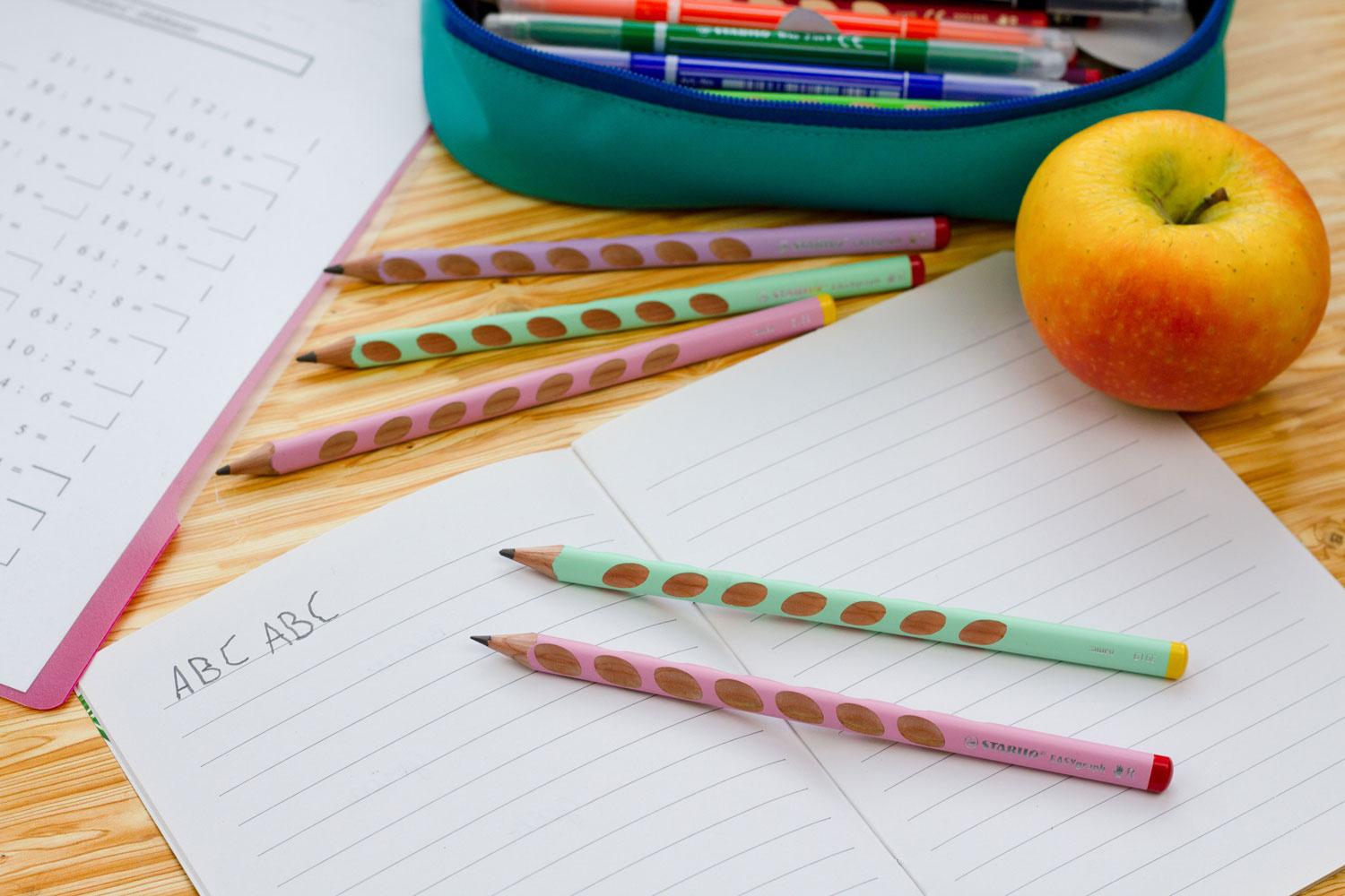 Produktbild STABILO® Ergonomischer Dreikant-Bleistift für Rechtshänder - STABILO EASYgraph in pastellgrün - Einzelstift - Härtegrad HB 6 von 7