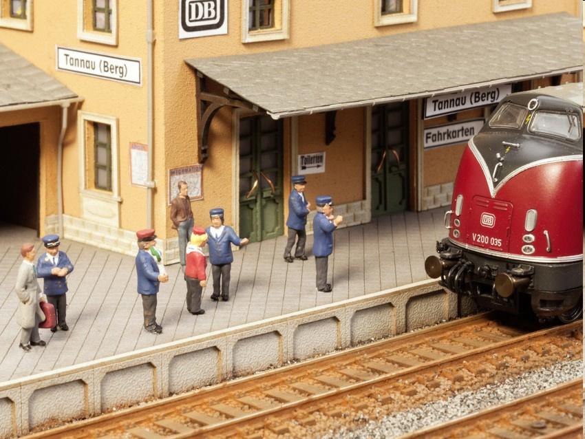 Produktbild NOCH 12800 H0 - Auf dem Bahnsteig 2 von 4