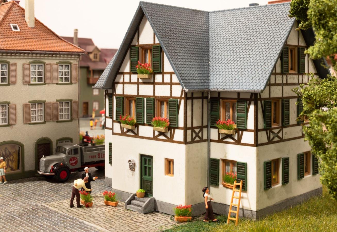 Produktbild NOCH 14010 H0 - Blumenkästen blühend rot, 12 x rote Blumen 2 von 2