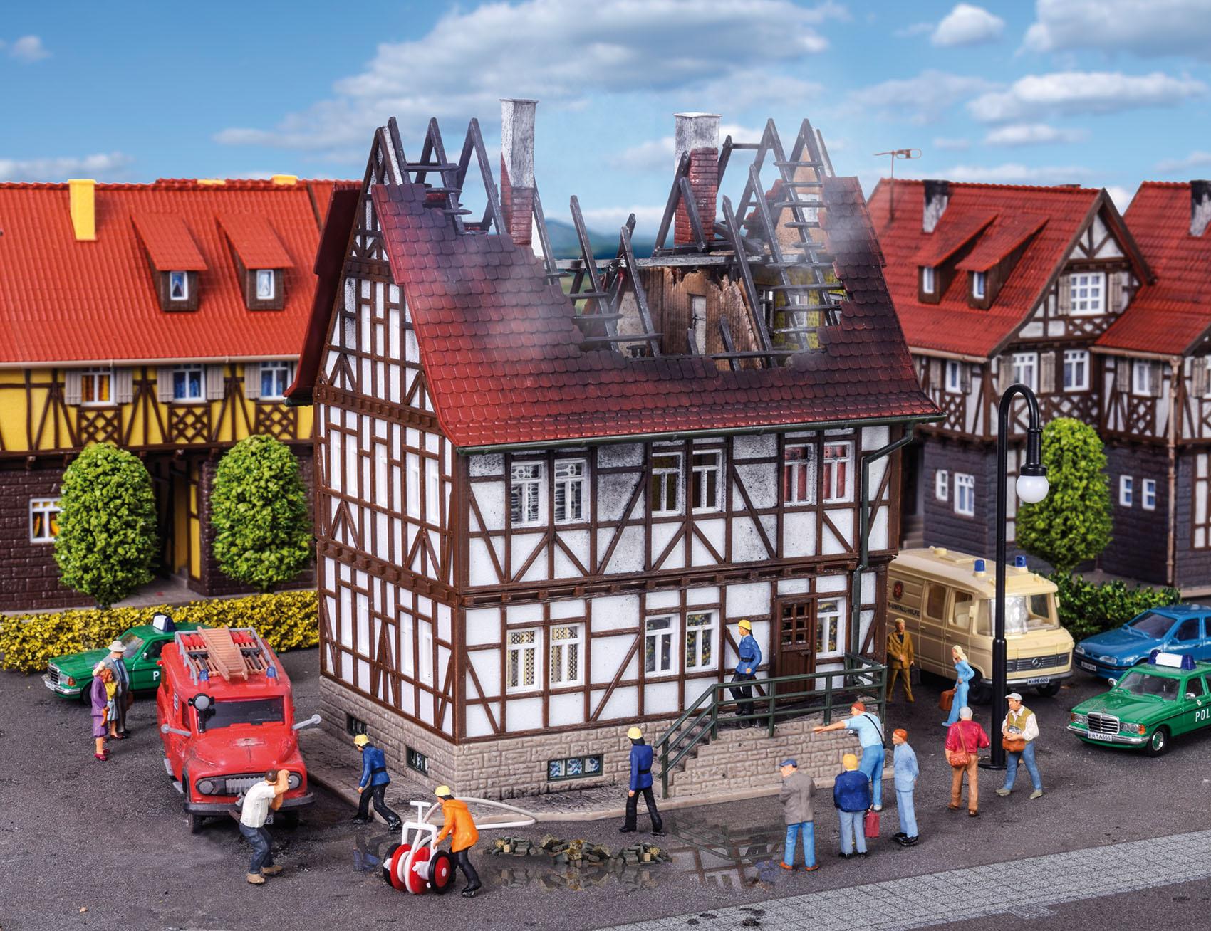 Produktbild Vollmer 43728 H0 - Brennendes Haus 2 von 3