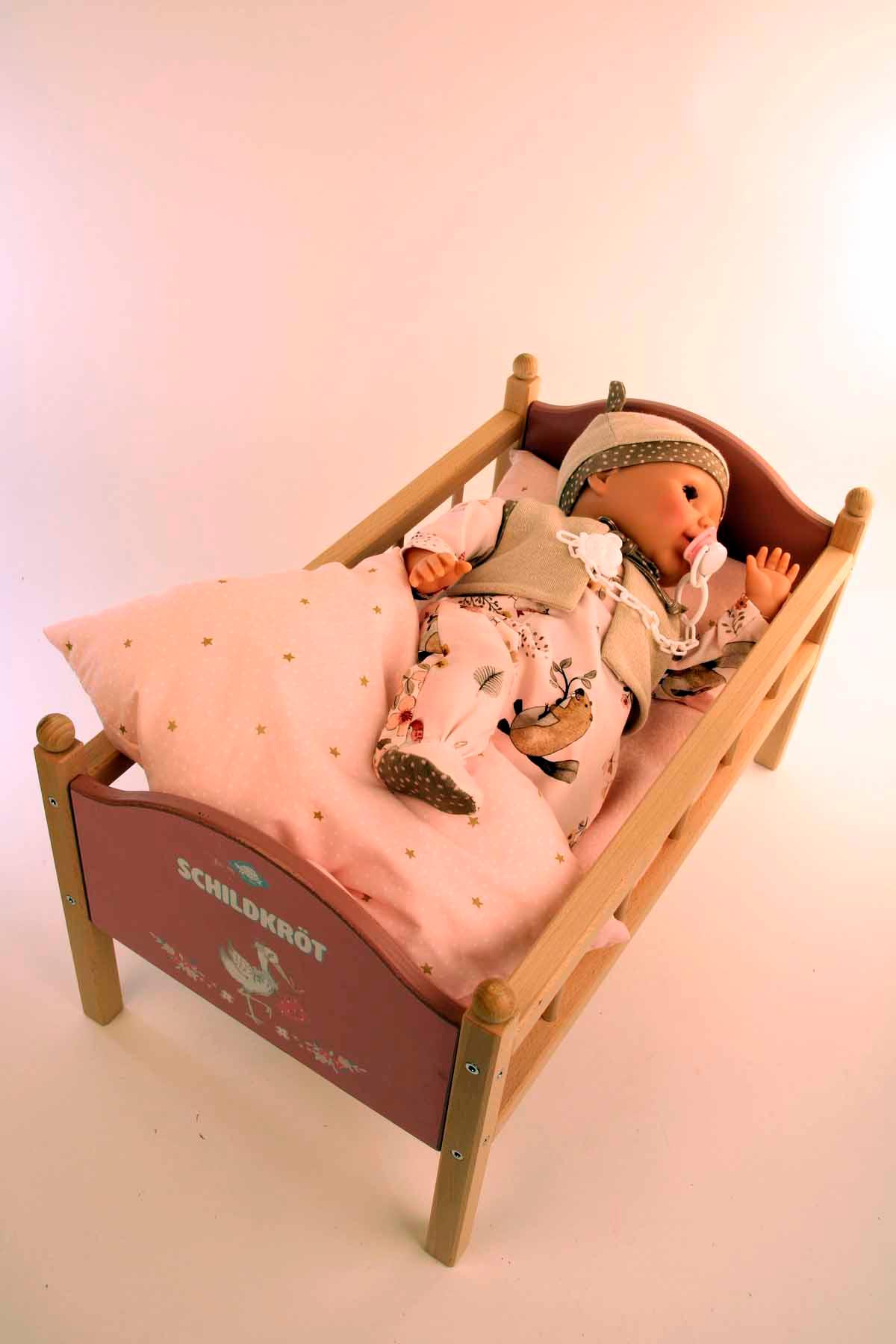 Produktbild Schildkröt-Puppen Baby Amy 45 cm mit Schnuller, Malhaar, braune Schlafaugen, Biberoverall + Mütze+ Weste 3 von 5