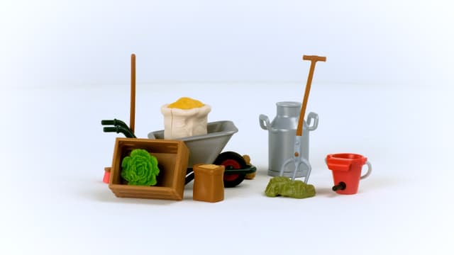 Schleich Farm World Set Étable 11 Pièces – Brouette, Fourche, Aliments – Cadeau Réaliste Dès 3 Ans