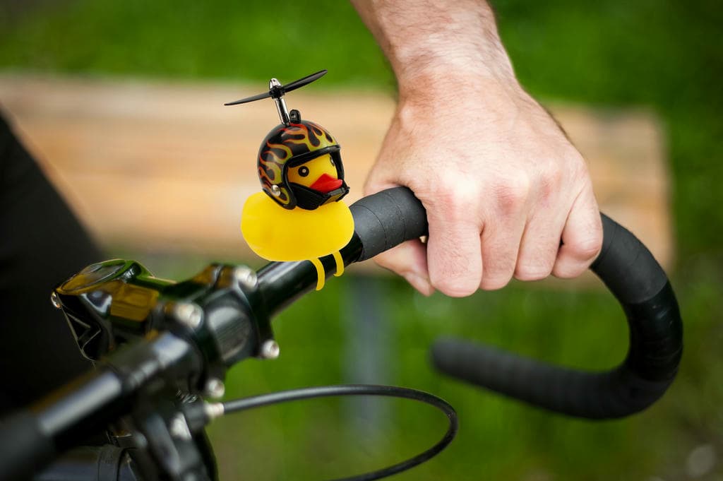 Produktbild Winkee Fahrrad Quietscheentchen mit Helm Flammen 2 von 3