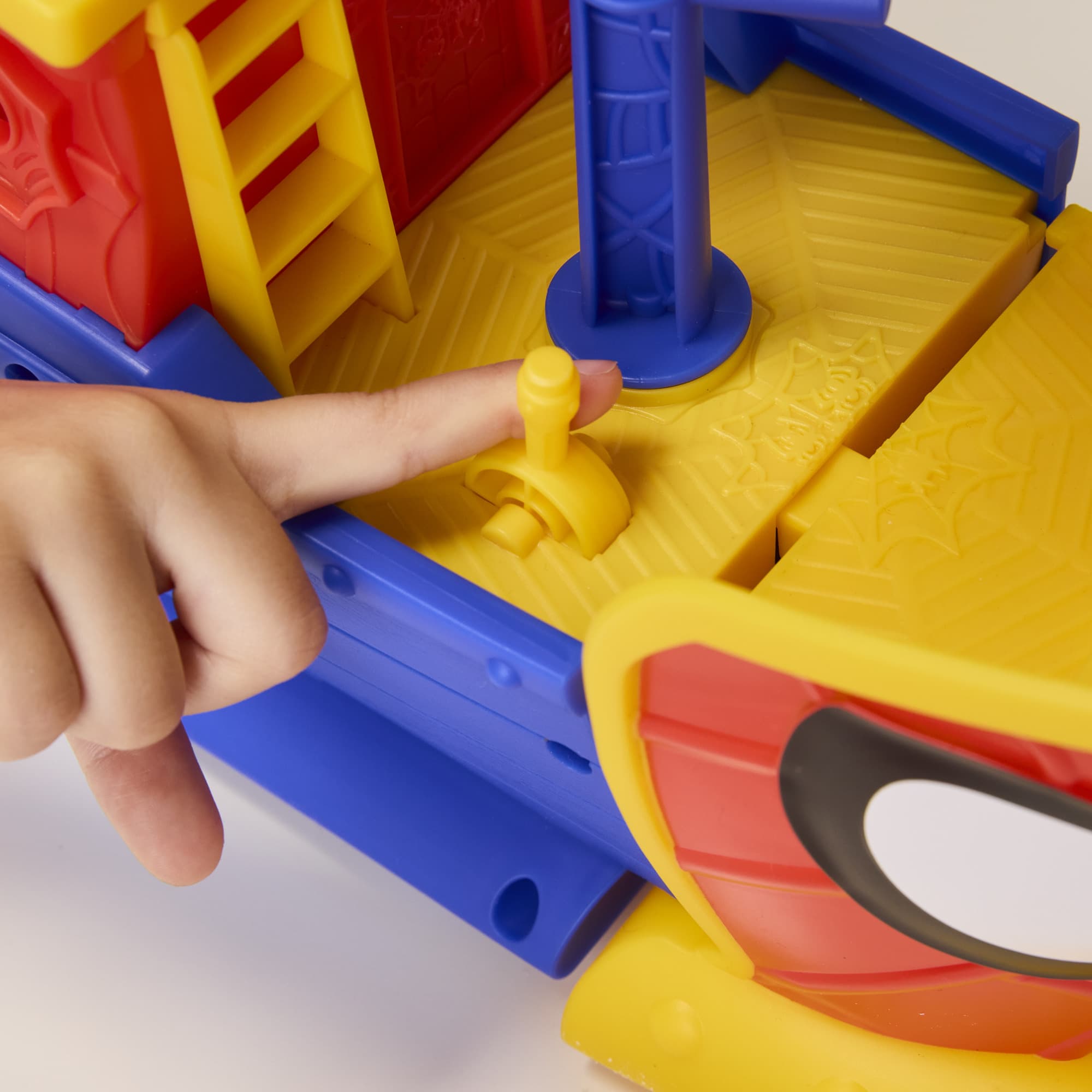Produktbild Hasbro - Marvel Water-Webs Ahoi Piratenschiff mit Seifenblasen 3 von 11