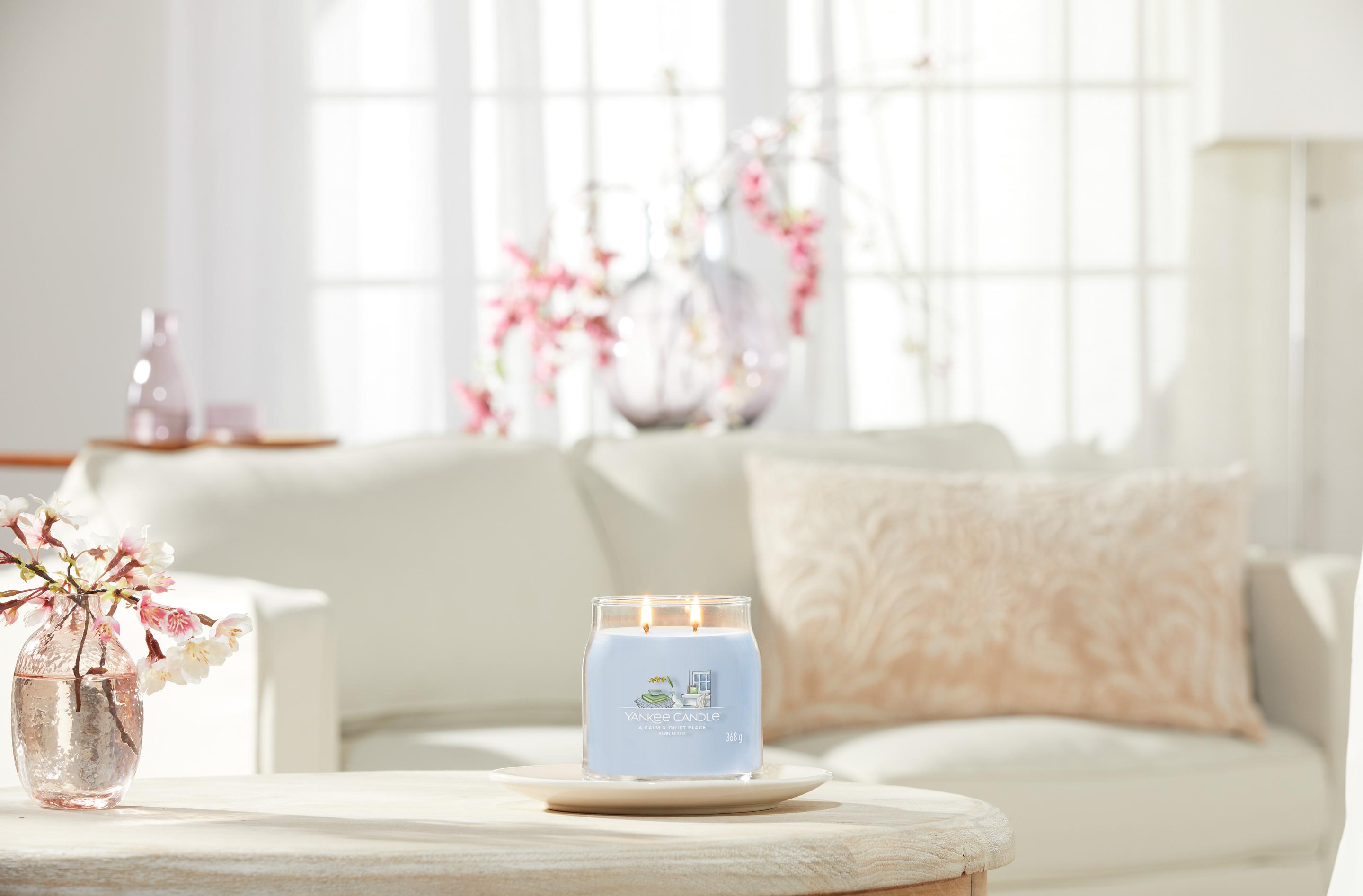 Produktbild Yankee Candle Duftkerze Signature Mittelgroße Kerze im Glas A Calm & Quiet Place 2 von 2