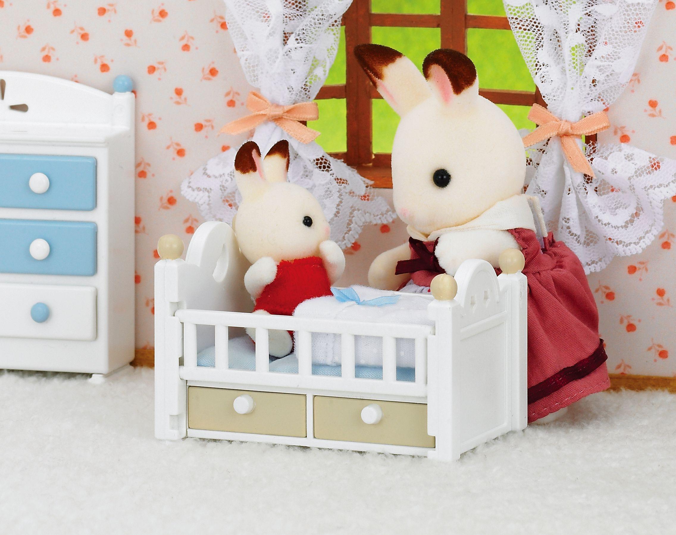 Produktbild Sylvanian Families - Schokoladenhasen Baby mit Babybett 3 von 3