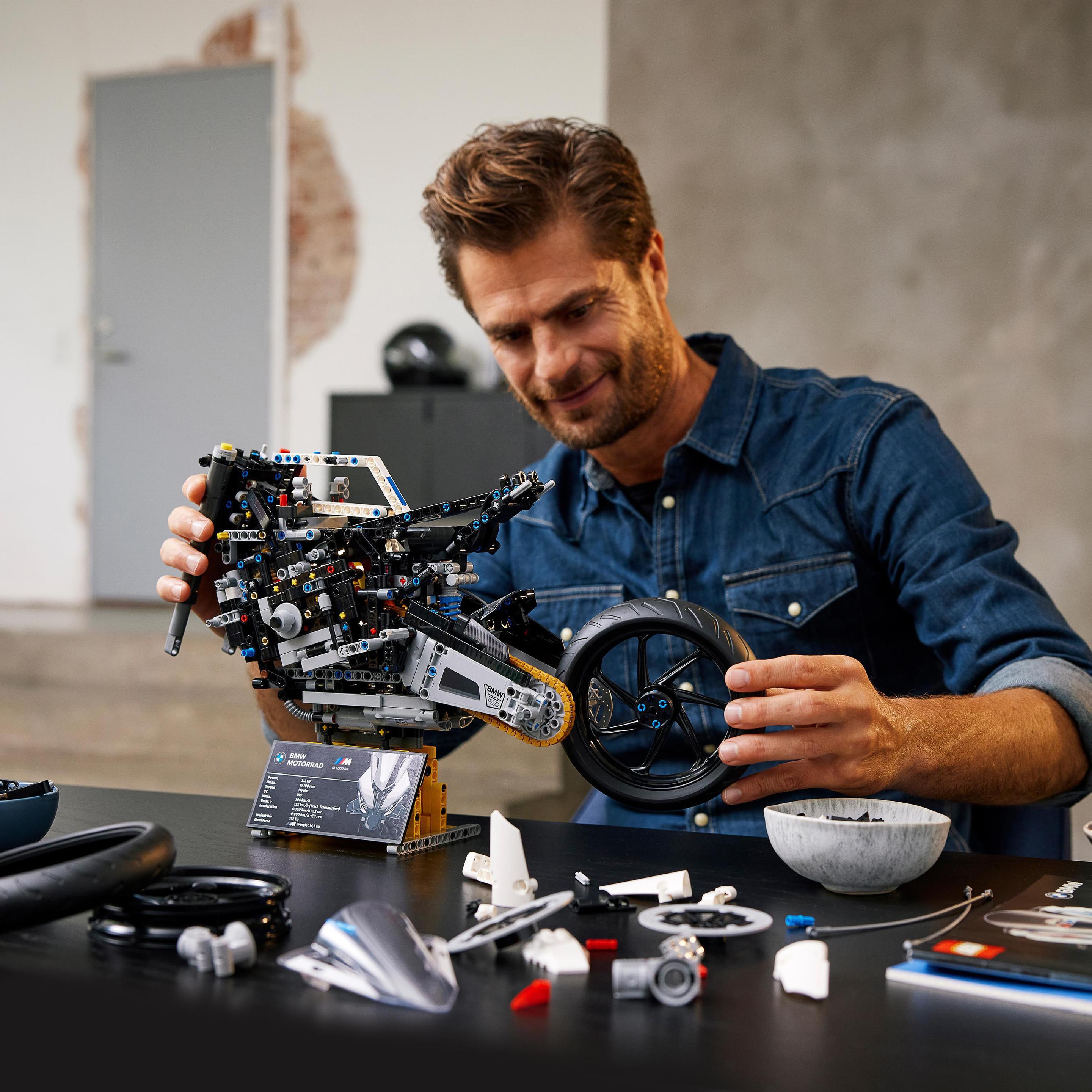 Produktbild LEGO Technic 42130 BMW M 1000 RR, Motorrad Modellbausatz für Erwachsene 4 von 7