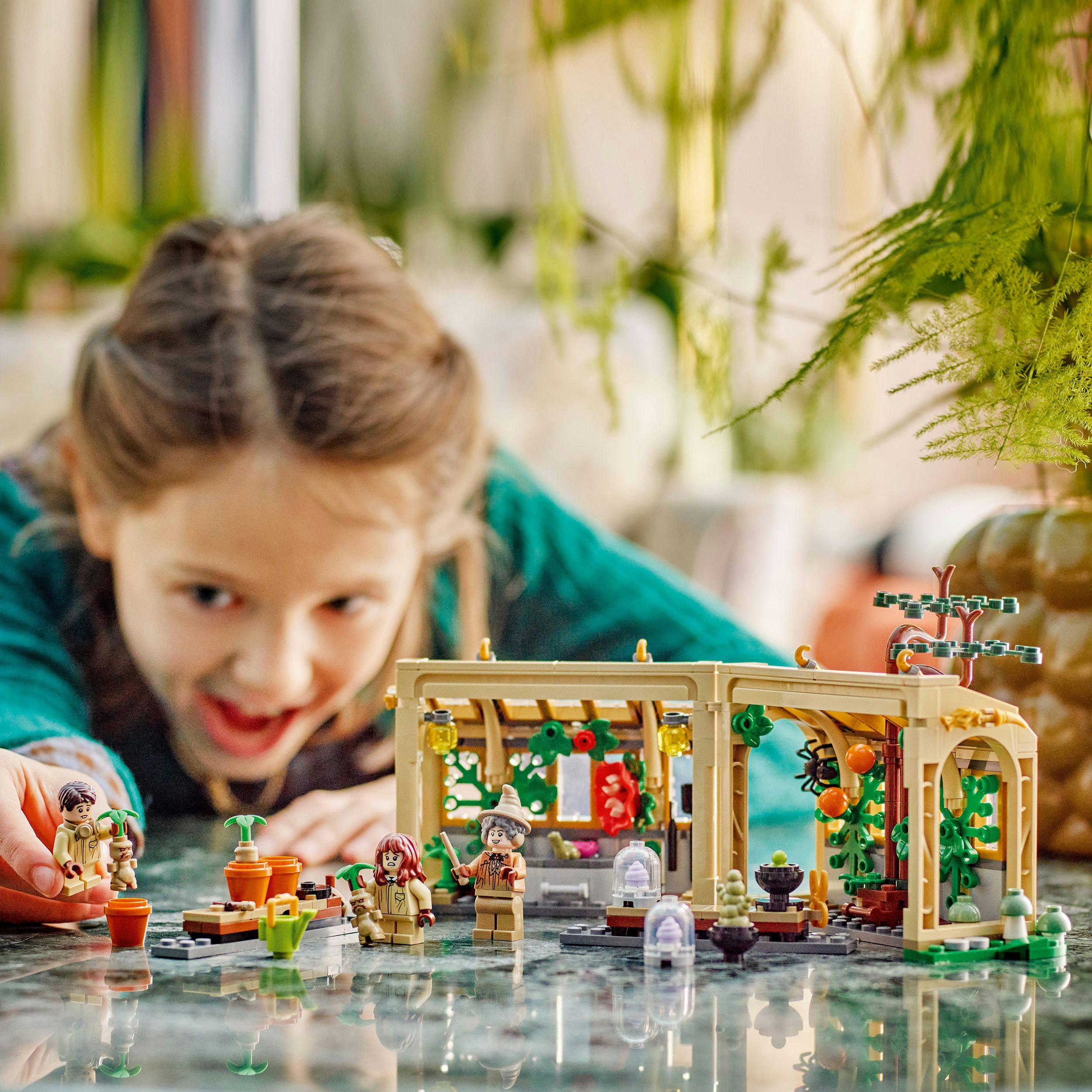 Produktbild LEGO Harry Potter Schloss Hogwarts: Kräuterkundeunterricht Spielzeug 76445 7 von 7