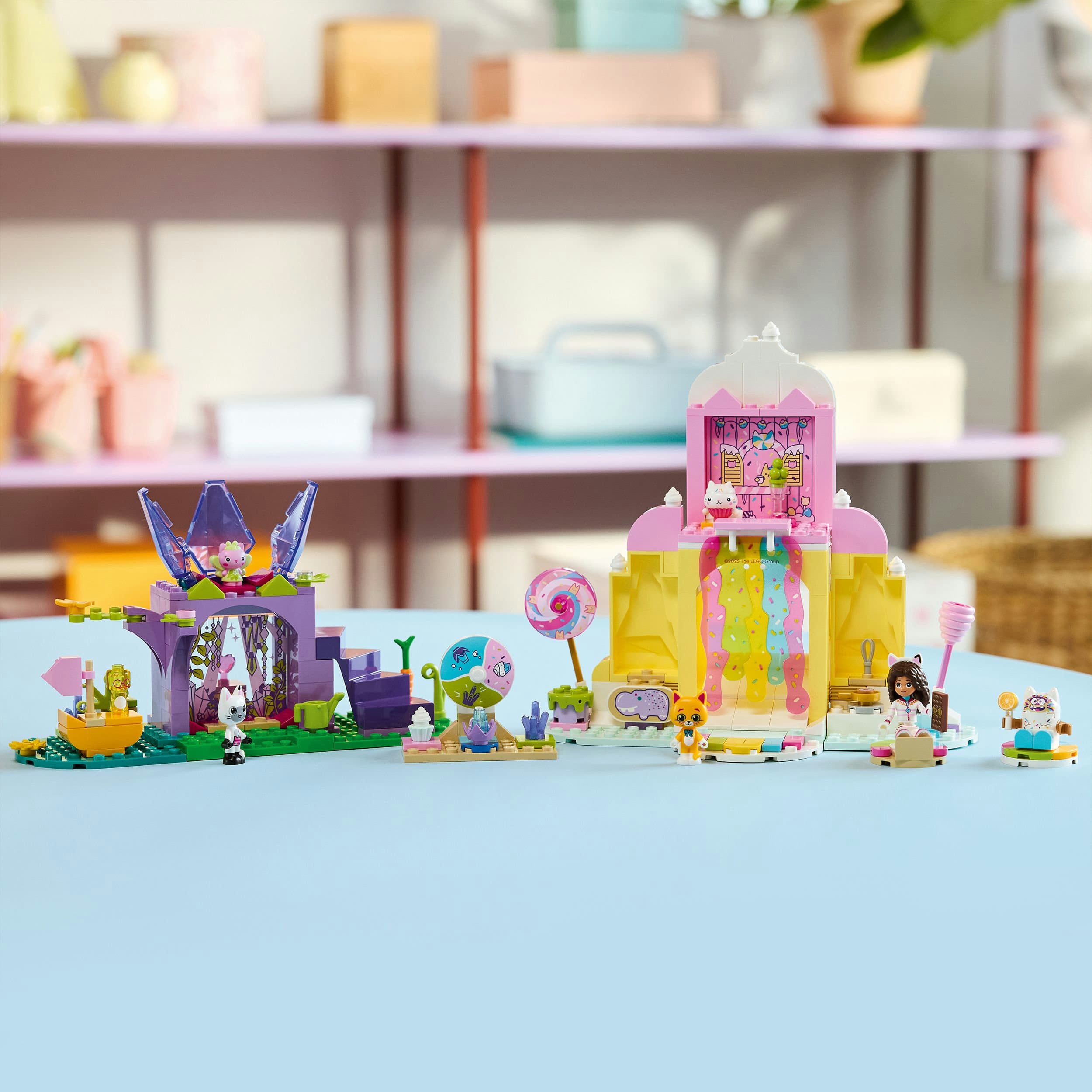 Produktbild LEGO® Gabbys Puppenhaus Zuckerguss-Gebirge und Kätzchen-Garten 11205 3 von 7