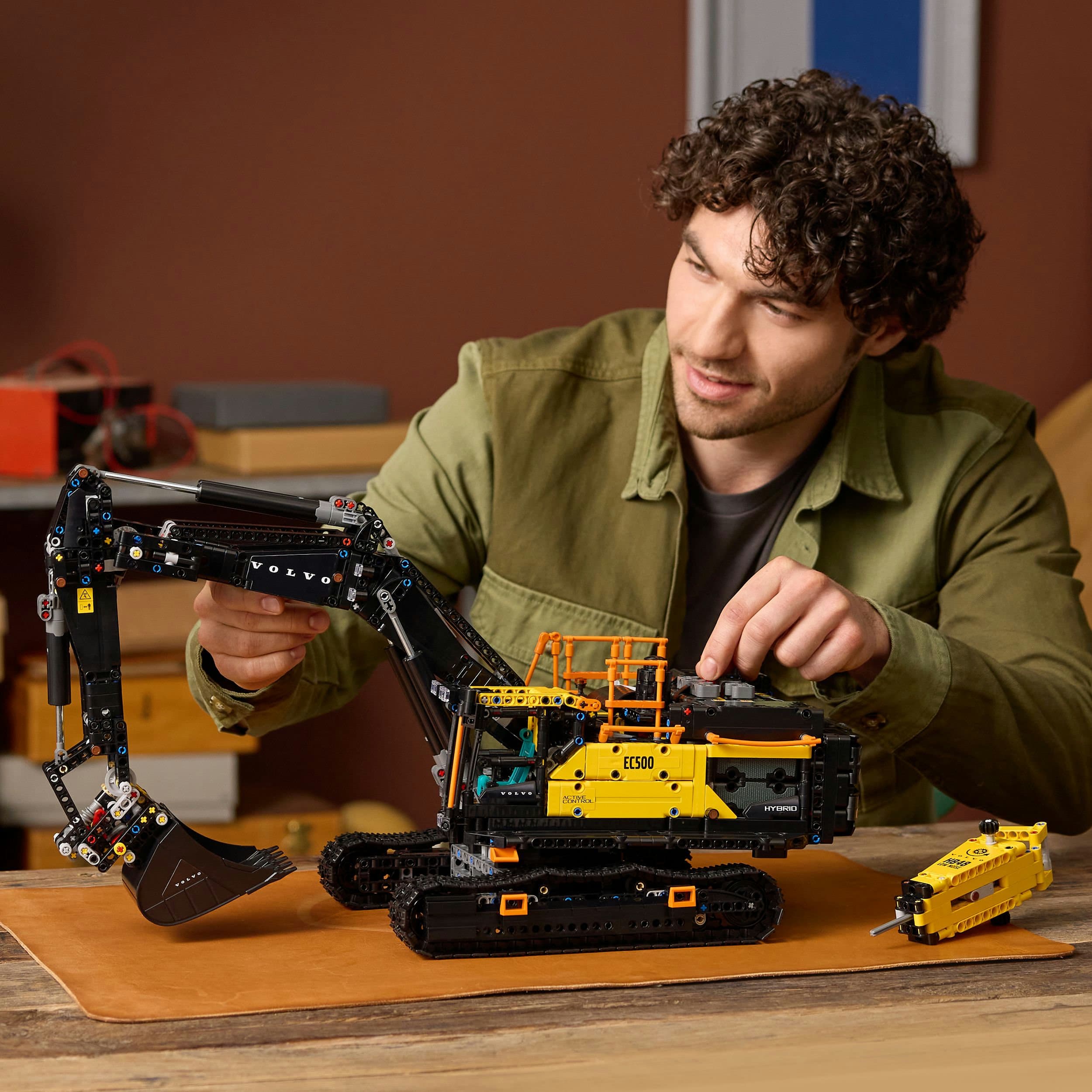Produktbild LEGO Technic 42215 Volvo EC500 Hybrid-Bagger, Spielzeug Modellauto 7 von 8