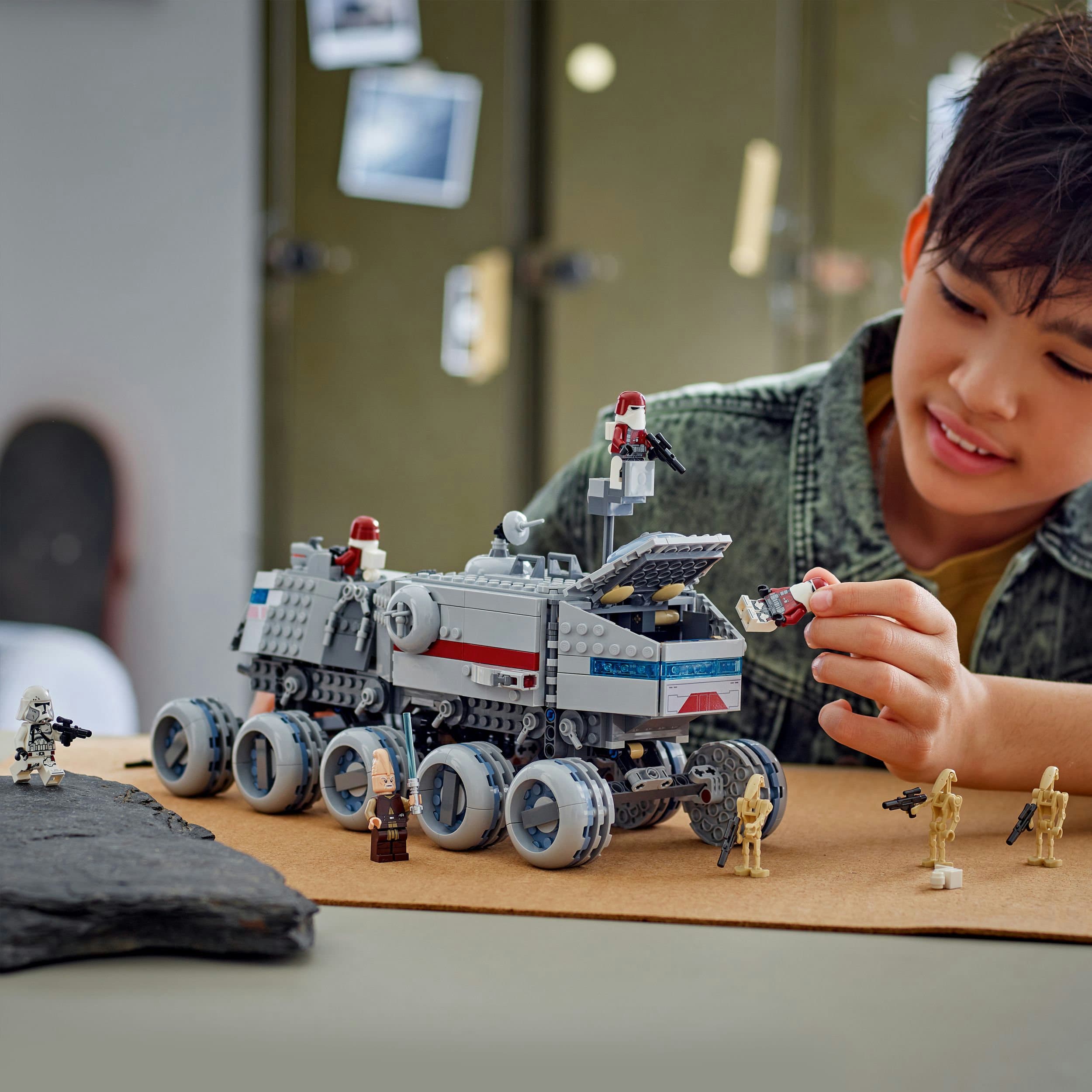 Produktbild LEGO Star Wars 75413 Republikanischer Juggernaut, Lichtschwert, Fahrzeug 7 von 8