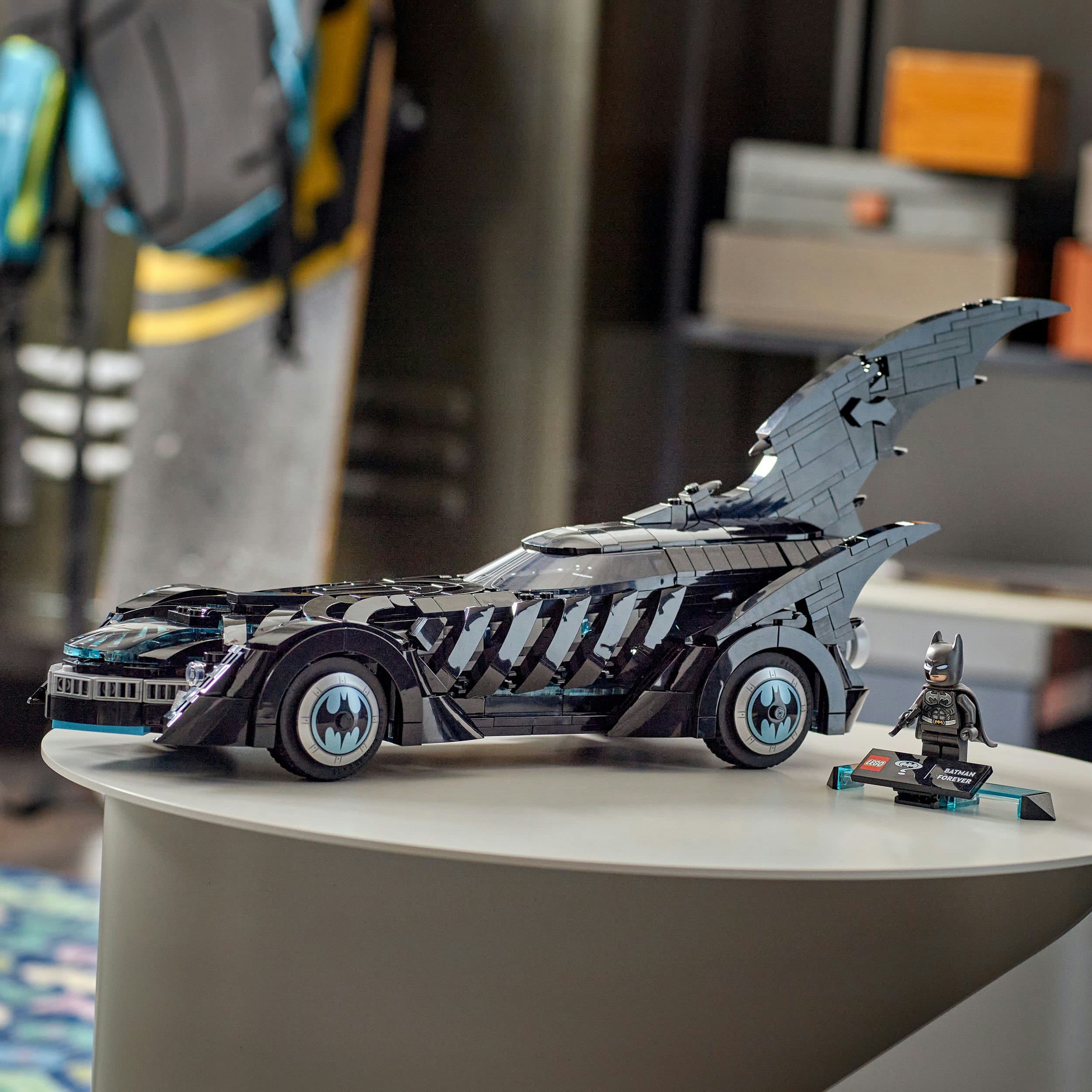 Produktbild LEGO DC Batman Forever Batmobil 76304 – Spielzeug ab 12 Jahren 3 von 8