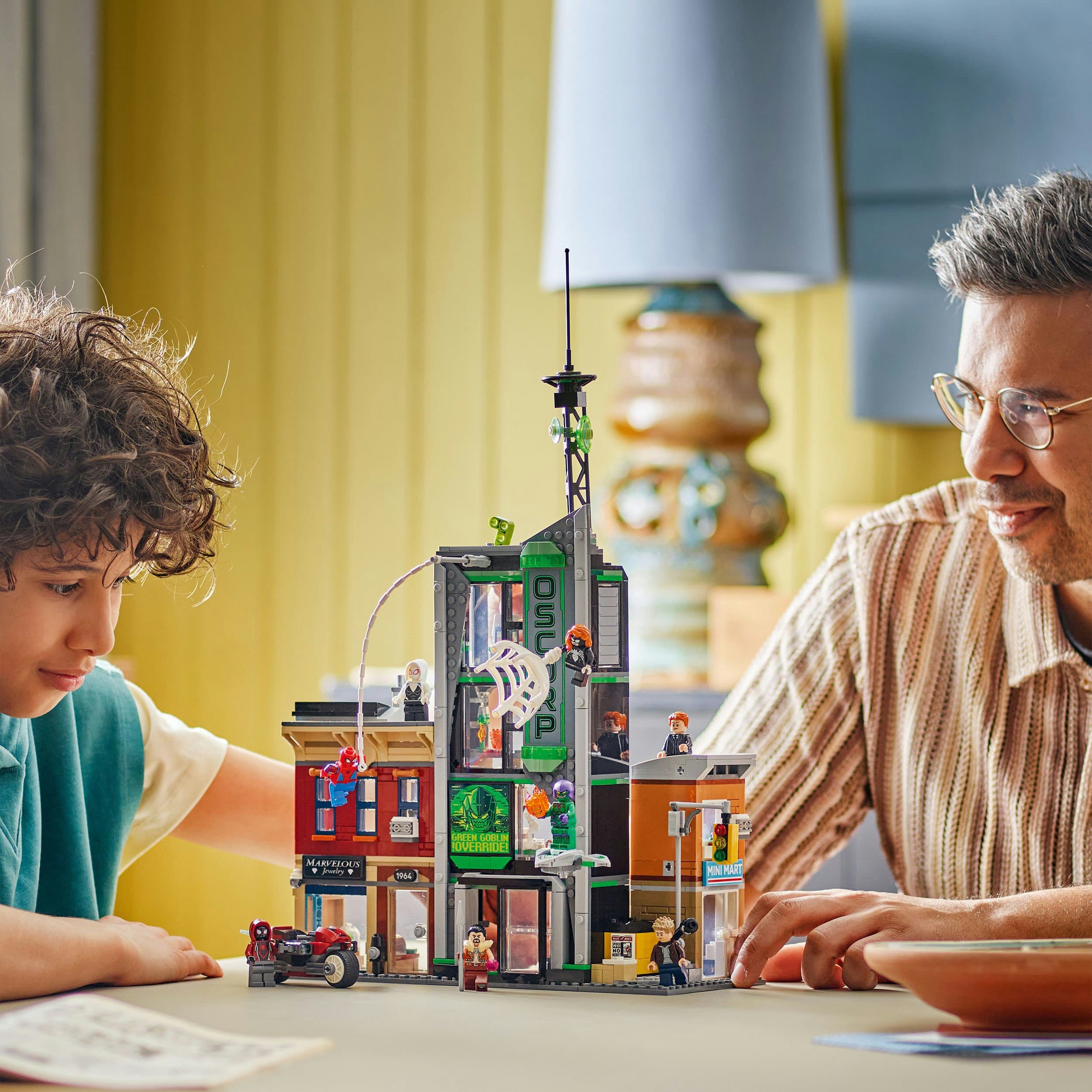 Produktbild LEGO ǀ Marvel 76324 Spider-Man vs. Oscorp, Superhelden Spielzeug Kinder 7 von 8