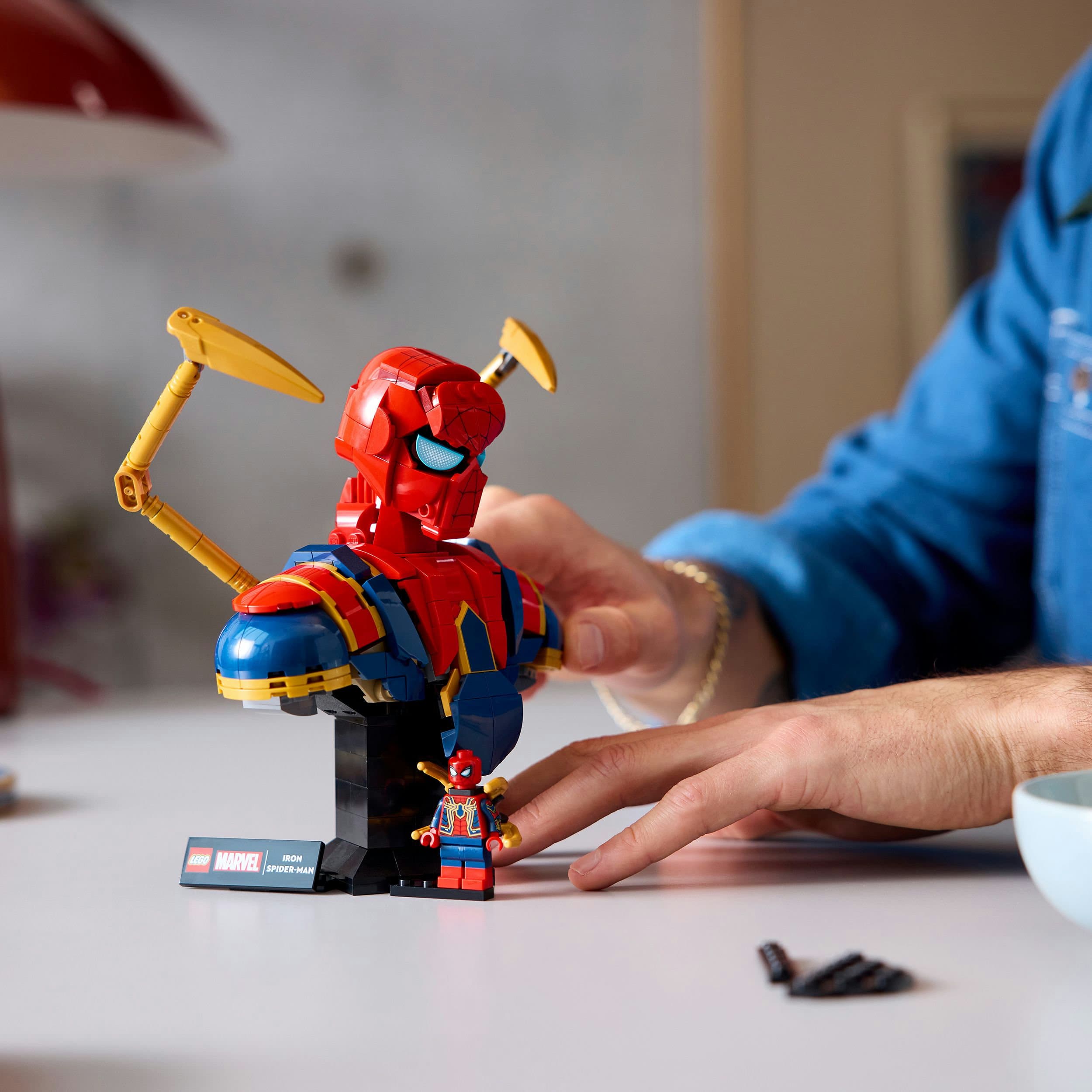 Produktbild LEGO Marvel Iron Spider-Man Büste, Superhelden Set zum Sammeln 76326 7 von 8