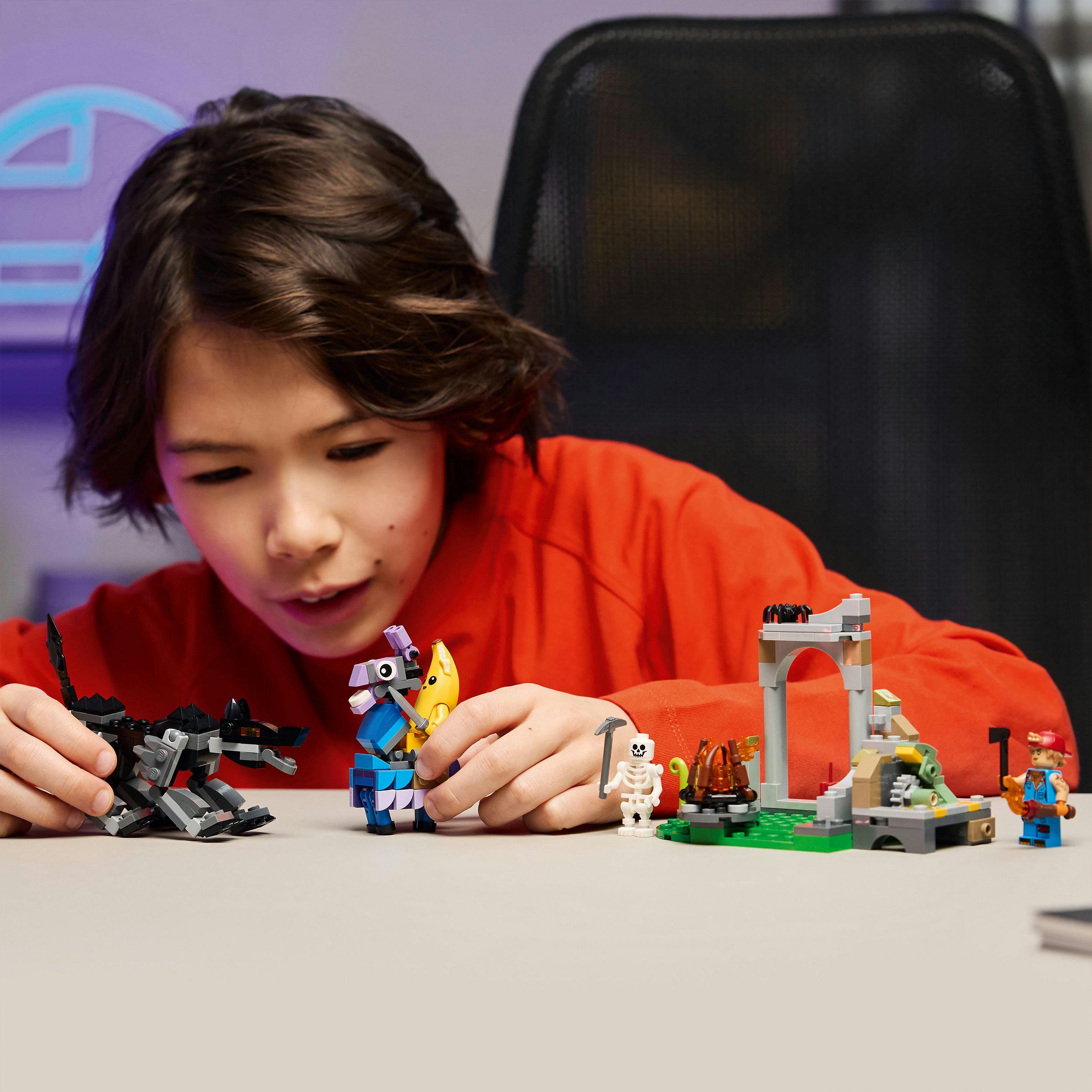 Produktbild LEGO Fortnite 77075 Das Lager von Schali und der Zündkerzenkünstlerin 7 von 7