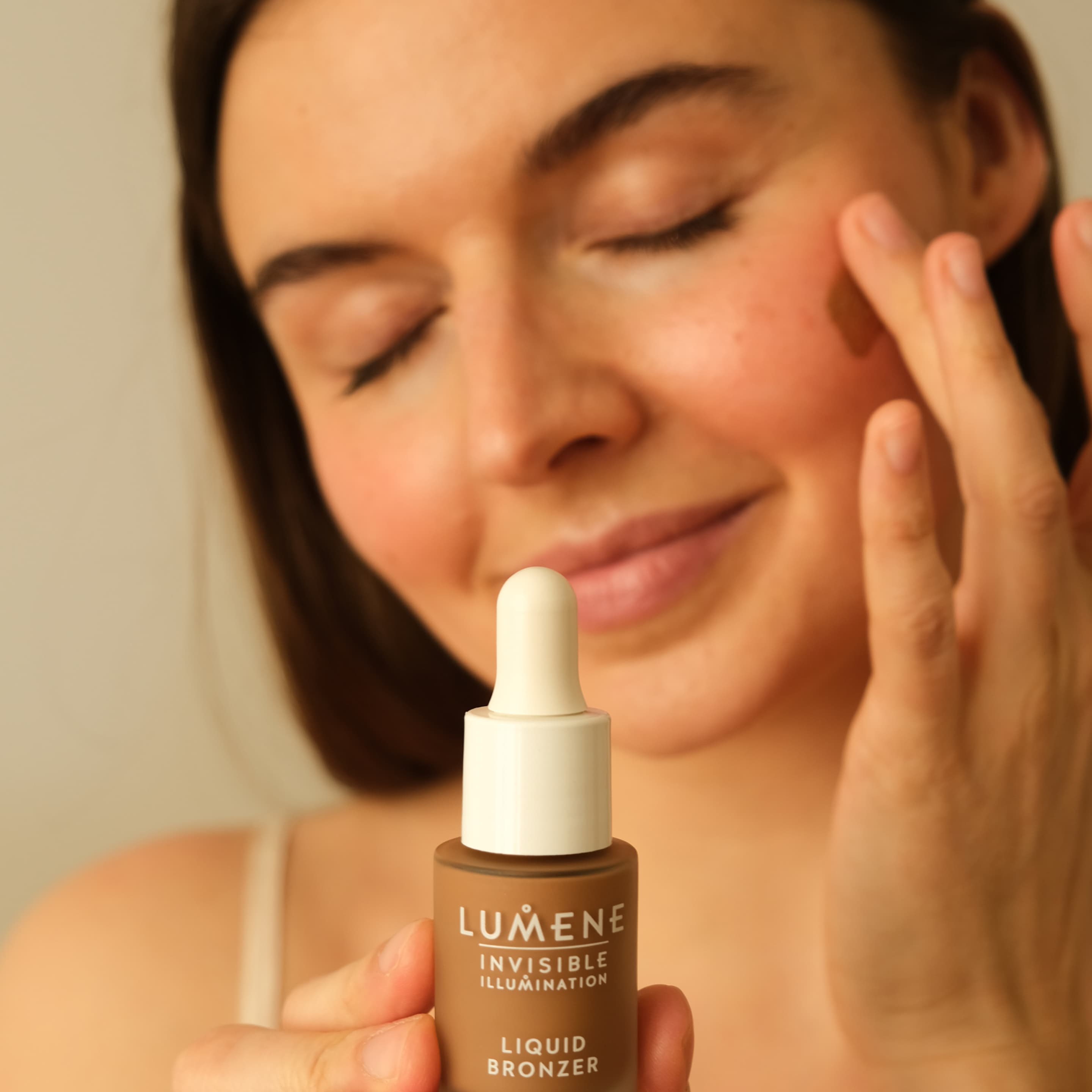 Produktbild LUMENE Invisible Illumination Liquid Bronzer 2 von 5