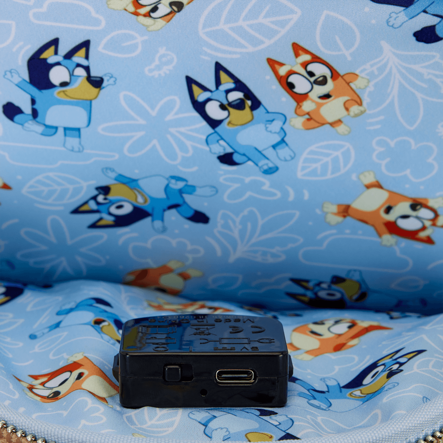 Loungefly Bluey Bluey's Backyard Light-Up Mini-Rucksack mit Lichtfunktion