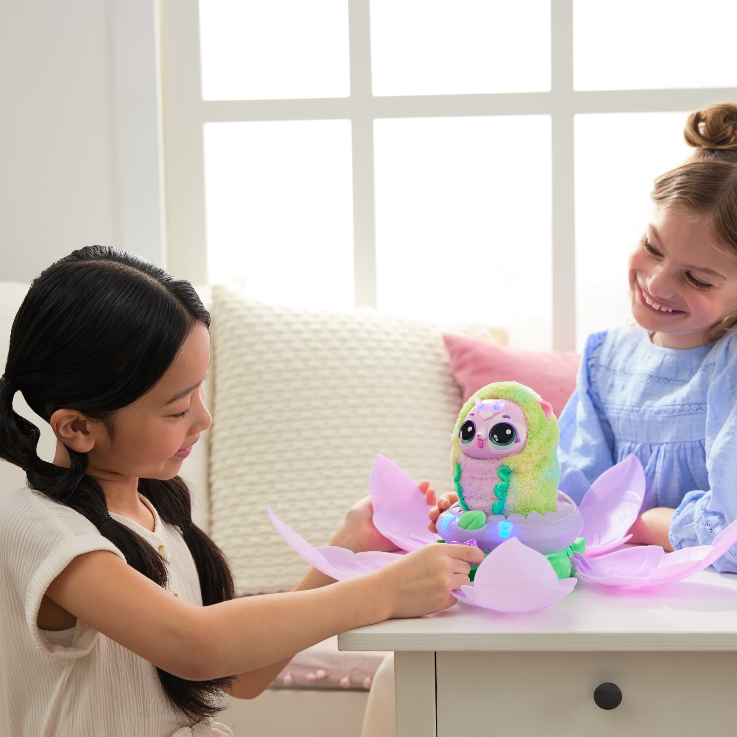 Produktbild Bloomables von Hatchimals - Puppyfly, Interaktives Spielzeug mit Überraschung, mit über 100 Geräuschen und Reaktionen 8 von 10