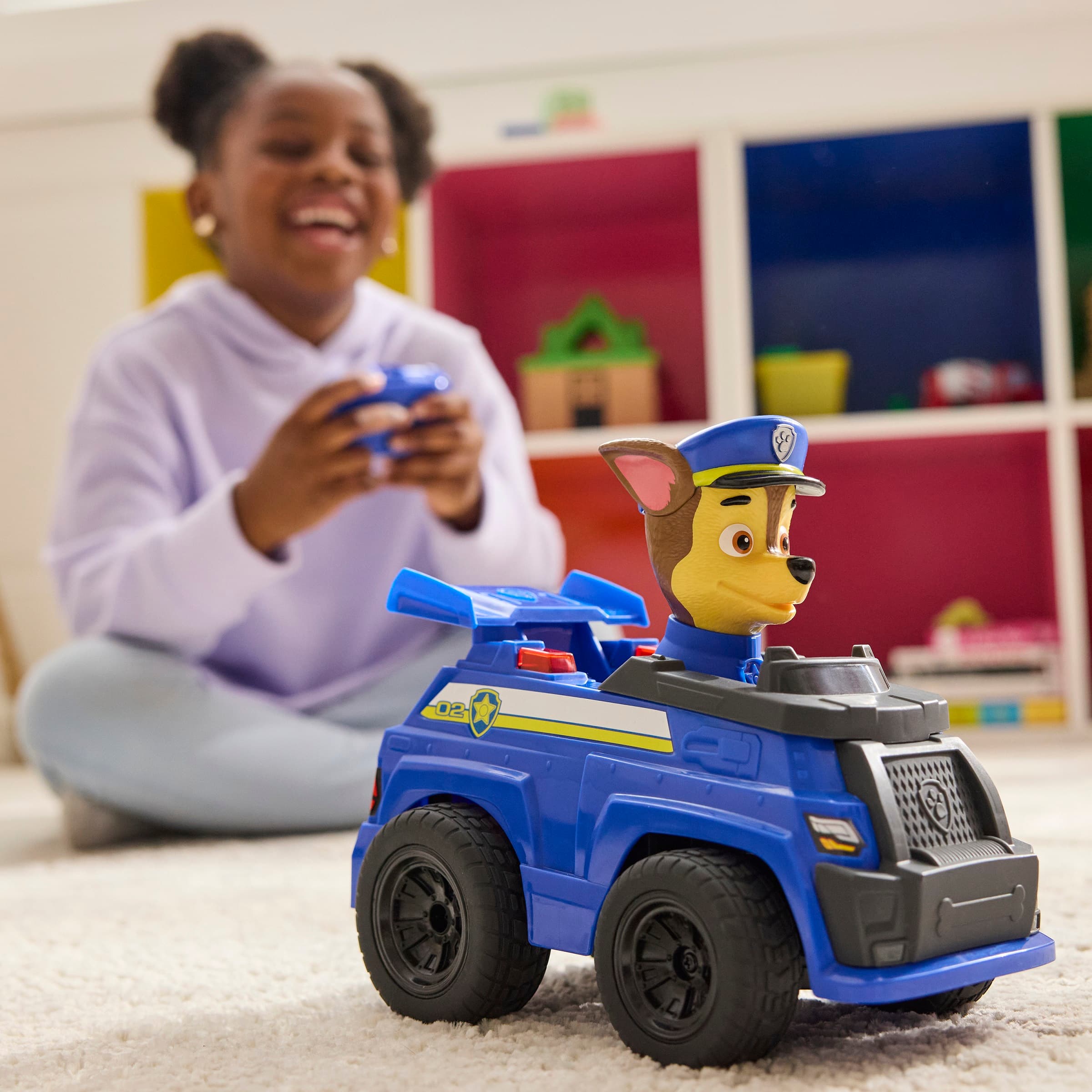 Produktbild PAW Patrol - Chases ferngesteuertes Polizeiauto mit Lichteffekten, ca. 25 cm, einfache Steuerung über Fernbedienung 9 von 9