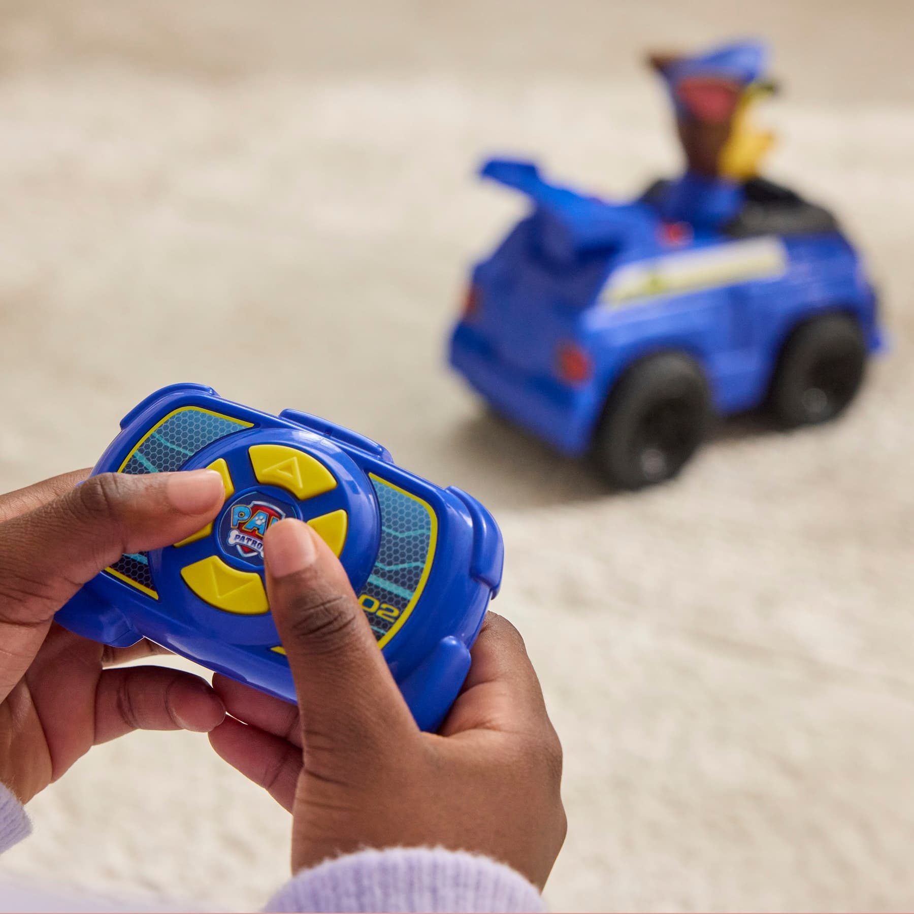 Produktbild PAW Patrol - Chases ferngesteuertes Polizeiauto mit Lichteffekten, ca. 25 cm, einfache Steuerung über Fernbedienung 2 von 9