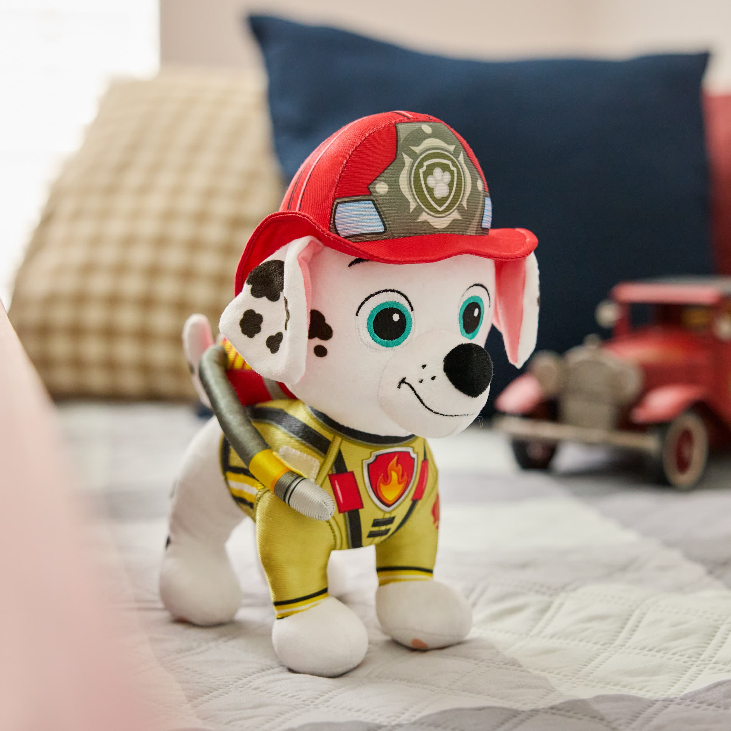 Produktbild PAW Patrol Fire Rescue - Marshall Deluxe Plüschtier, 25 cm groß, in Feuerwehruniform und mit Löschrucksack 7 von 7