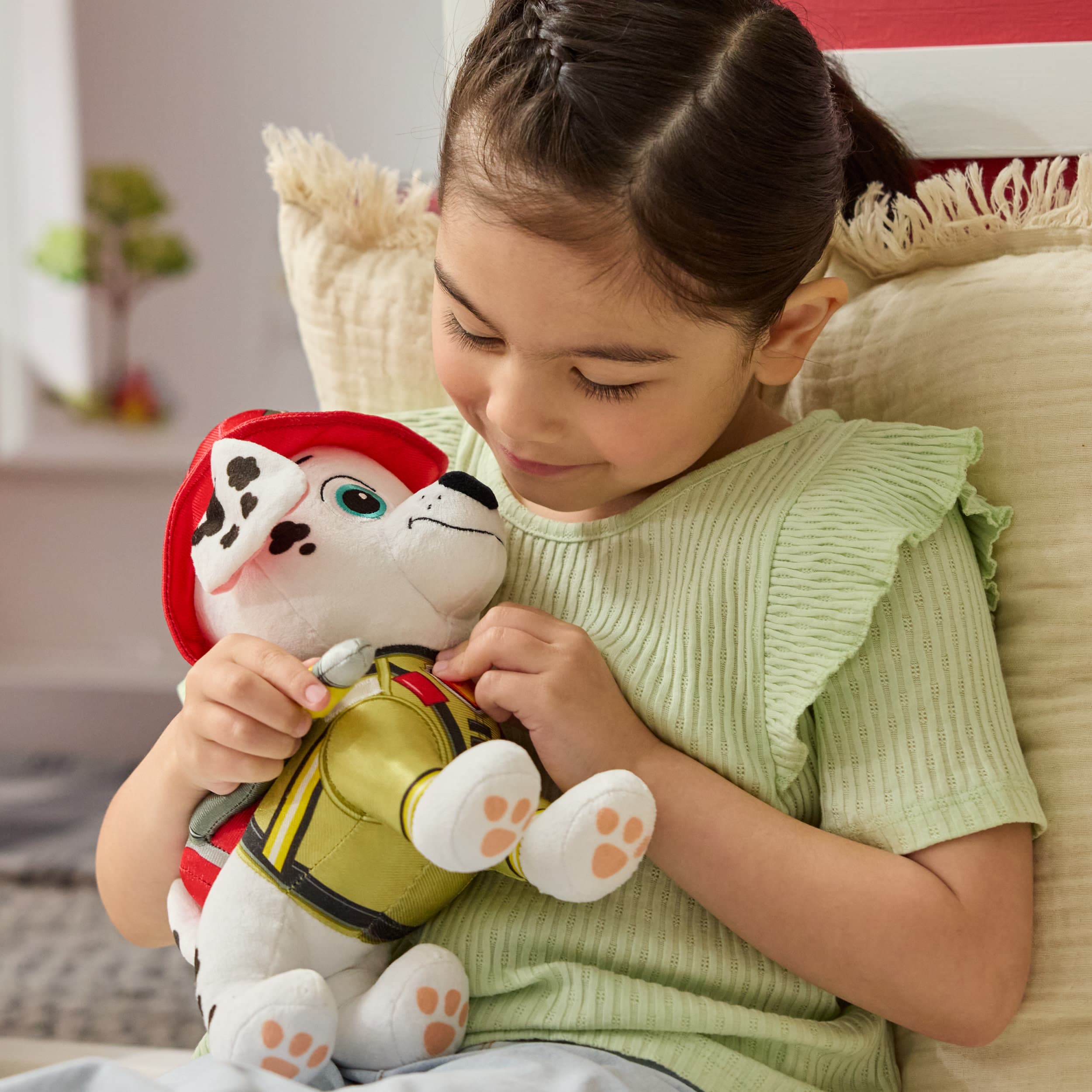 Produktbild PAW Patrol Fire Rescue - Marshall Deluxe Plüschtier, 25 cm groß, in Feuerwehruniform und mit Löschrucksack 6 von 7