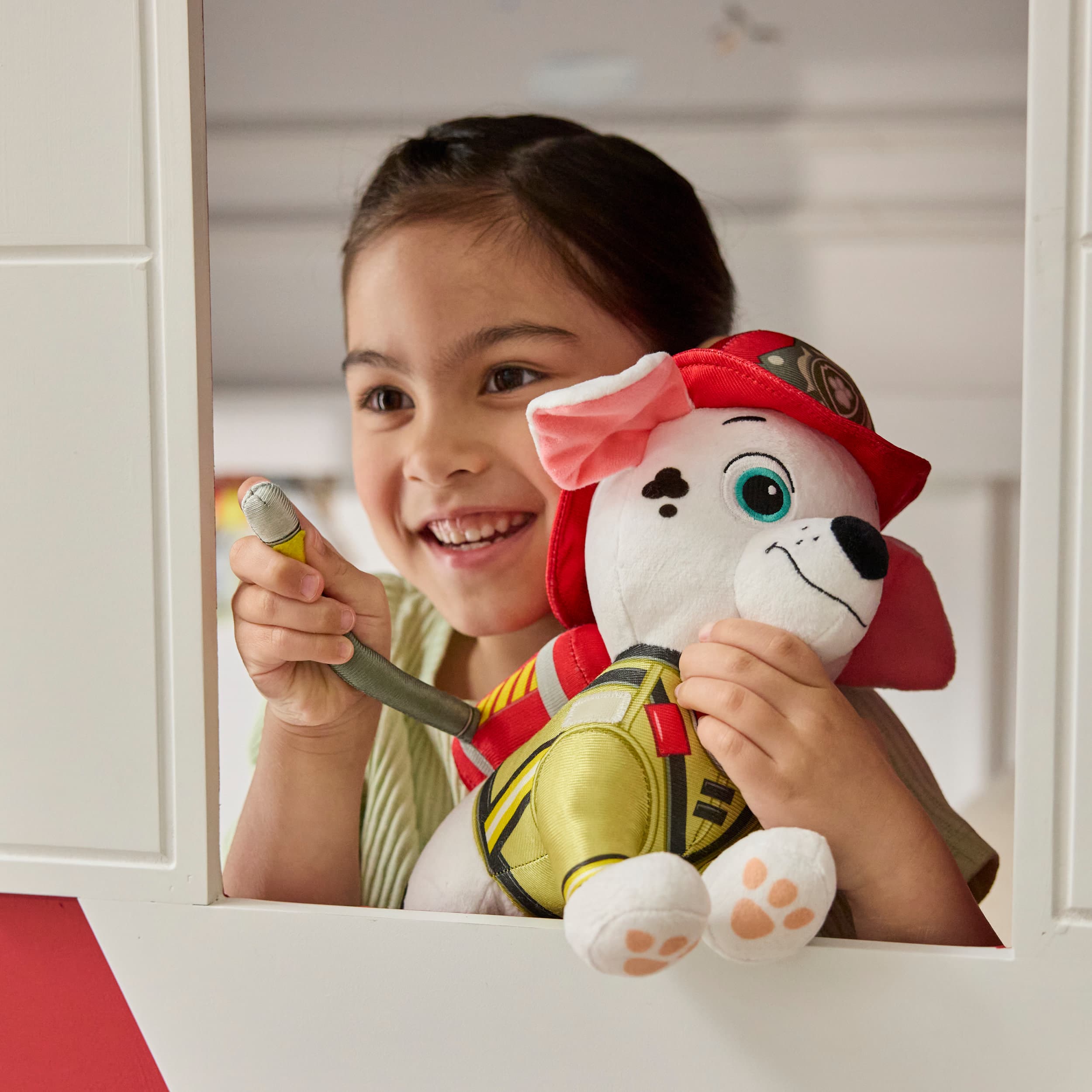 Produktbild PAW Patrol Fire Rescue - Marshall Deluxe Plüschtier, 25 cm groß, in Feuerwehruniform und mit Löschrucksack 5 von 7