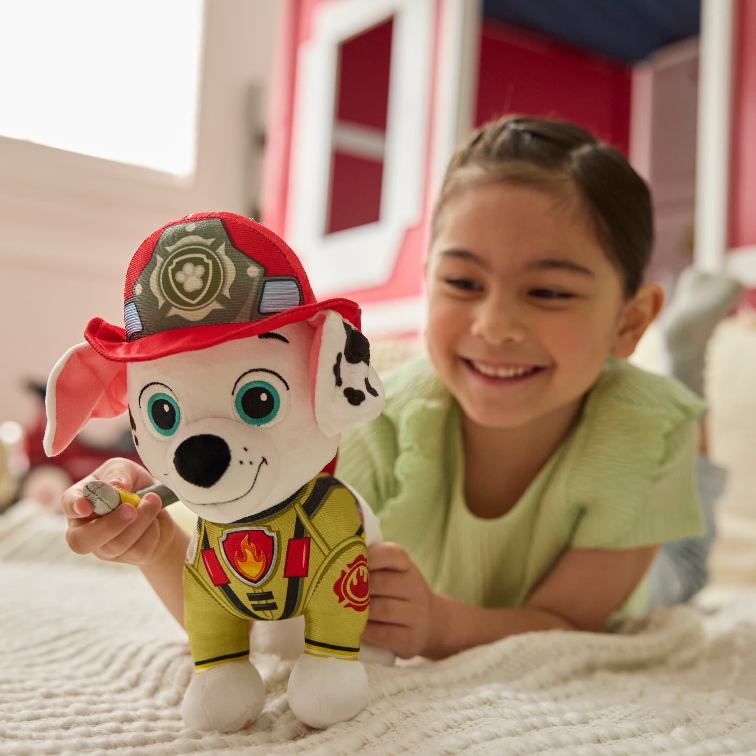 Produktbild PAW Patrol Fire Rescue - Marshall Deluxe Plüschtier, 25 cm groß, in Feuerwehruniform und mit Löschrucksack 4 von 7