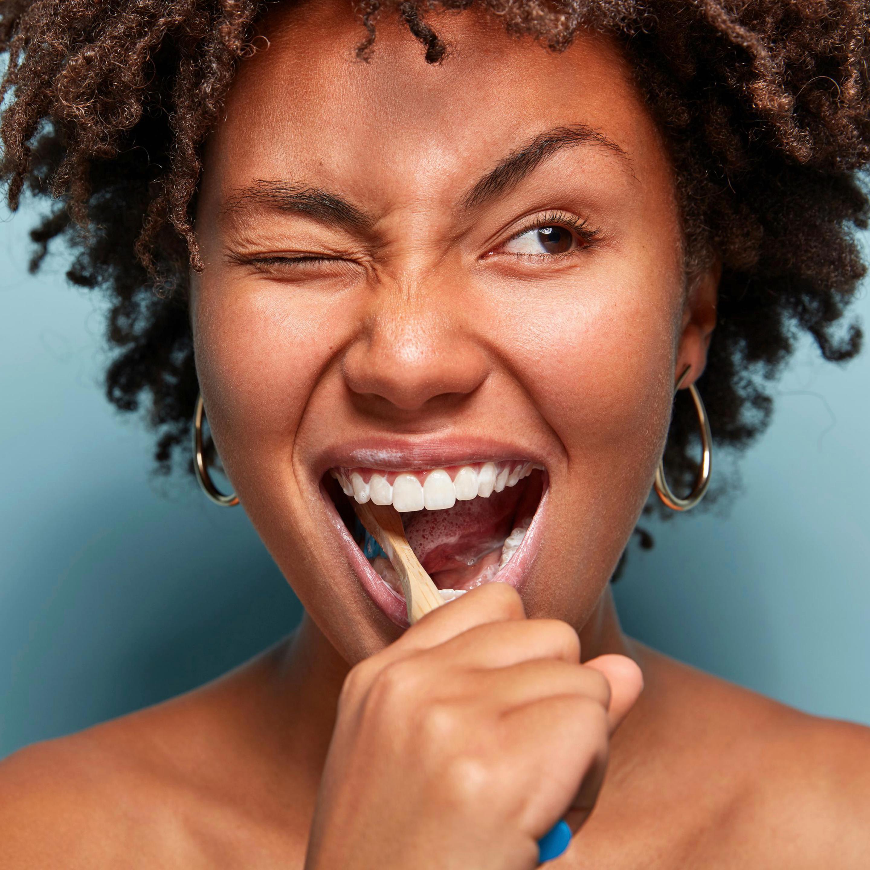 Produktbild Colgate Max White Zahnbürste Mittel 4 von 9