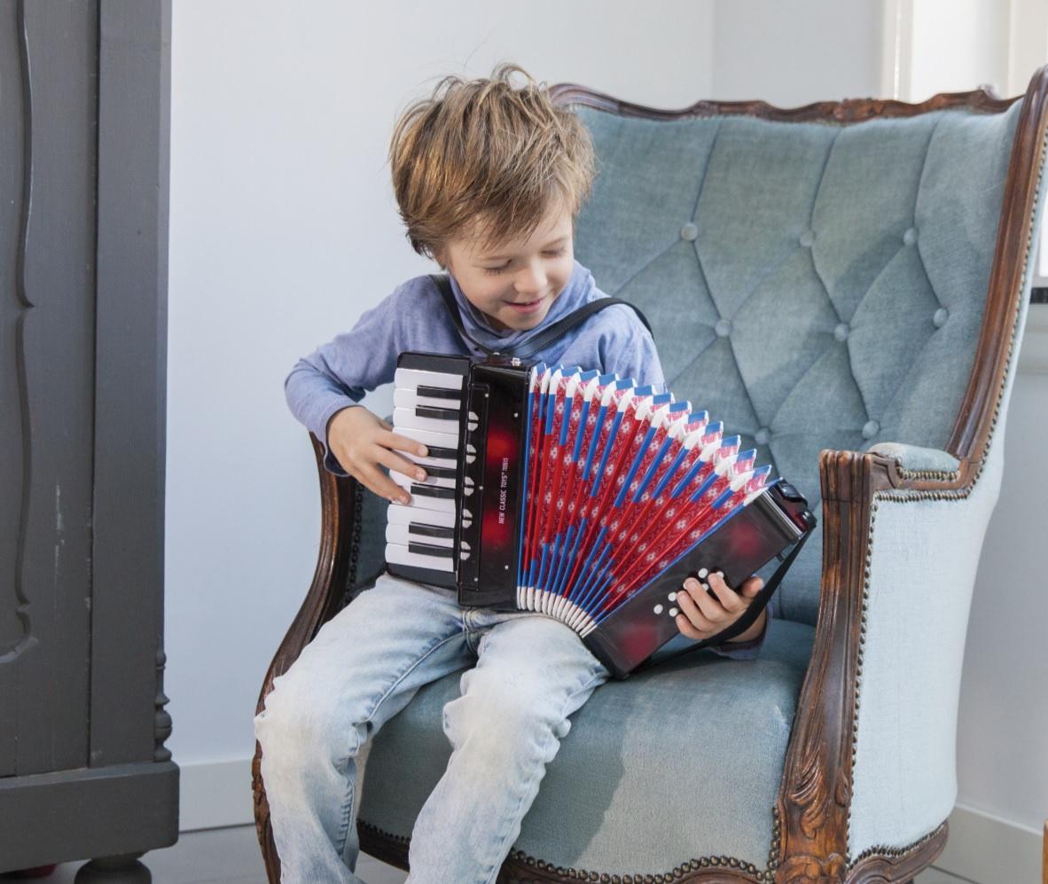 Produktbild New Classic Toys Akkordeon Groß - schwarz mit Musikbuch 10057 2 von 7