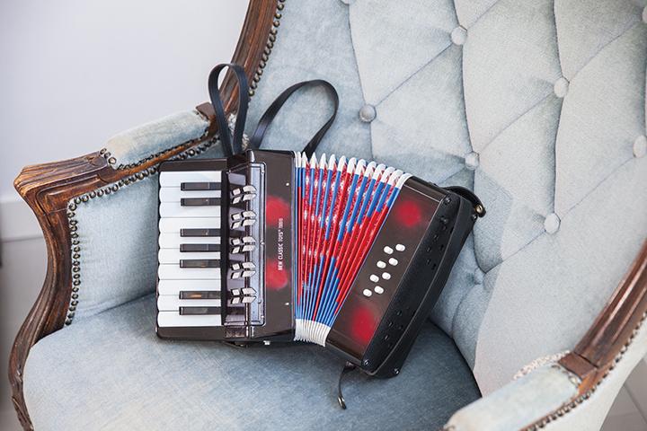 Produktbild New Classic Toys Akkordeon Groß - schwarz mit Musikbuch 10057 5 von 7