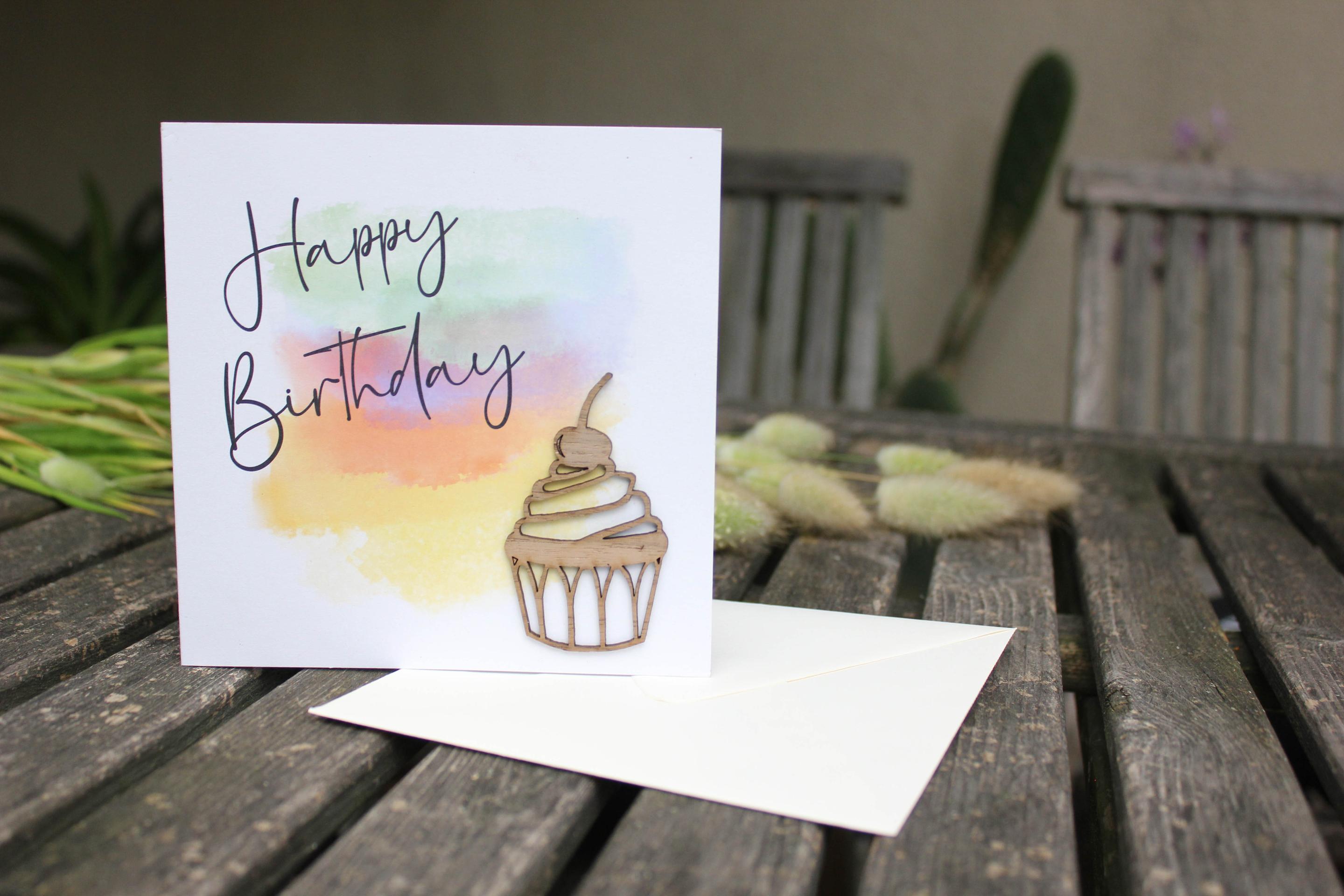 Grußkarte Druck mit Holzschriftzug Birthday Cupcake